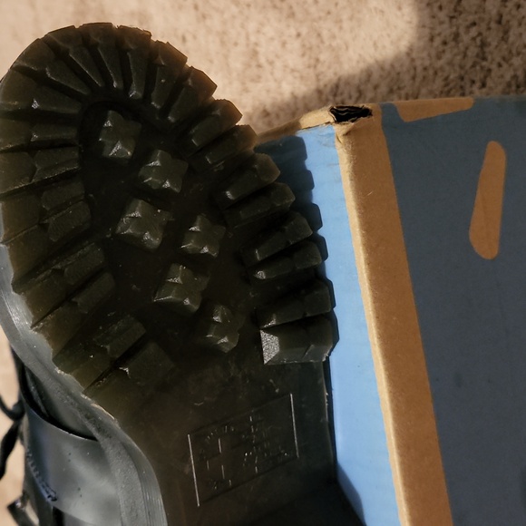 Dr. Martin's leather platform boots. Has hardware attached. Blk sz 5.5 - Picture 7 of 14